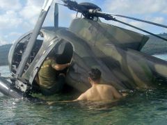 Filipínští vojáci zkoumají vrak sestřelené helikoptéry MG-520 u ostrova Basilan nedaleko od míst, kde měsíc předtím přišlo při srážce s muslimskými povstalci o život 14 příslušníků filipínské námořní pěchoty