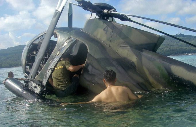 Filipínští vojáci zkoumají vrak sestřelené helikoptéry MG-520 u ostrova Basilan nedaleko od míst, kde měsíc předtím přišlo při srážce s muslimskými povstalci o život 14 příslušníků filipínské námořní pěchoty