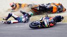 Španělský motocyklový jezdec Pol Espargaro spadl během závodu Moto2 v kvalifikaci ve Velké ceně Itálie 2012.