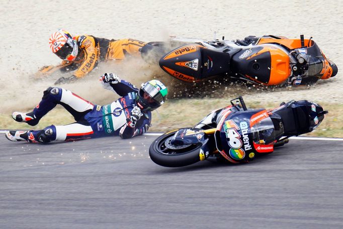 Španělský motocyklový jezdec Pol Espargaro spadl během závodu Moto2 v kvalifikaci ve Velké ceně Itálie 2012.