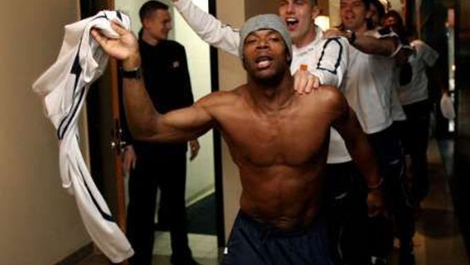 Fotbalisté Lyonu vedeni Sylvainem Wiltordem slaví v pařížském hotelu pátý titul ve francouzské lize za sebou.