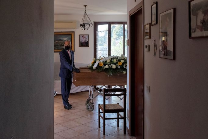 Fotograf během pandemie zachytil poslední boj svého dědečka s demencí.