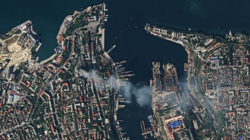 Satelitní snímek velitelství ruské Černomořské flotily v Sevastopolu po raketovém útoku na Krym v pátek 22. září 2023.