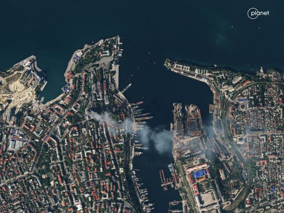 Satelitní fotografie Sevastopolu, na které je vidět dým, stoupající z komplexu velitelství ruské Černomořské flotily.