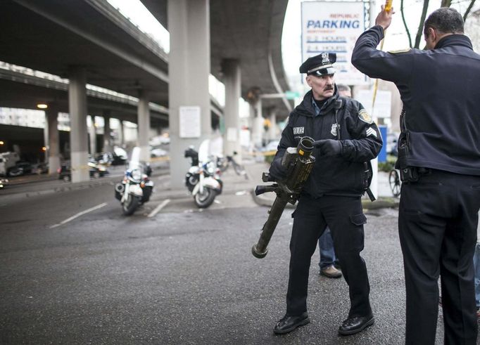 REFILE - CLARIFYING CAPTION Seattle Police Department Sgt. Paul Gracy (L) seizes a missile launcher from Mason Vranish which Vranish had purchased outside a gun buyback program in Seattle, Washington January 26, 2013. Police said they would determine if the weapon can be legally owned by the public, in which case the weapon would be returned. If possession of the launcher is illegal, police said, Vranish will receive a gun buyback voucher. REUTERS/Nick Adams (UNITED STATES - Tags: POLITICS SOCIETY) Published: Led. 28, 2013, 5:13 odp.