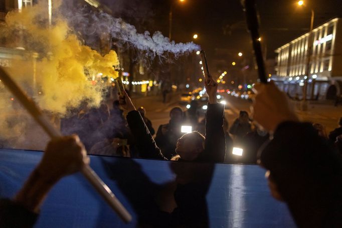 Demonstrace v Mariupolu proti ruskému uznání separatistických oblastí.