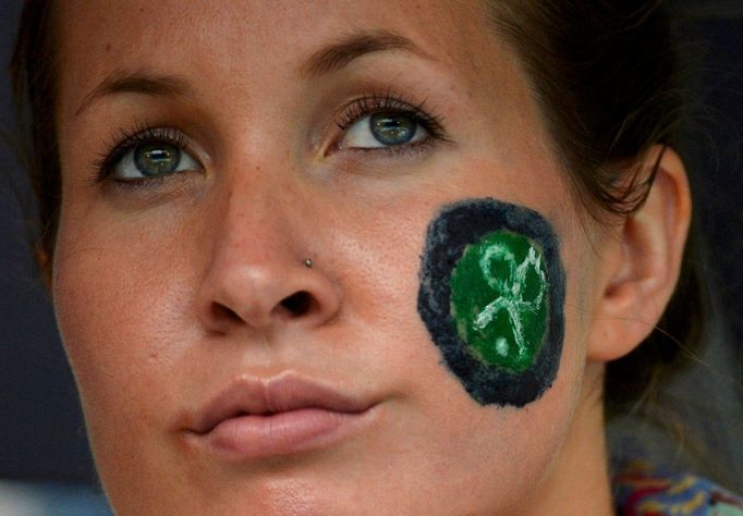 Fanynka sleduje utkání Davida Ferrera a Juana-Martína Del Potra během osmifinále Wimbledonu 2012.