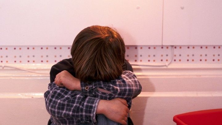 Modřiny po celém těle a strach z žen. Postiženého chlapce měla týrat vlastní matka; Zdroj foto: Profimedia.cz