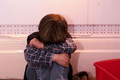 Modřiny po celém těle a strach z žen. Postiženého chlapce měla týrat vlastní matka