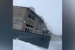 Jako řízená detonace. V Číně se pod tíhou sněhu zřítila budova, ukazuje video