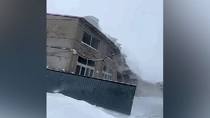 V sobotu se pod tíhou čerstvě napadaného sněhu zřítila dvoupatrová budova v severní Číně.