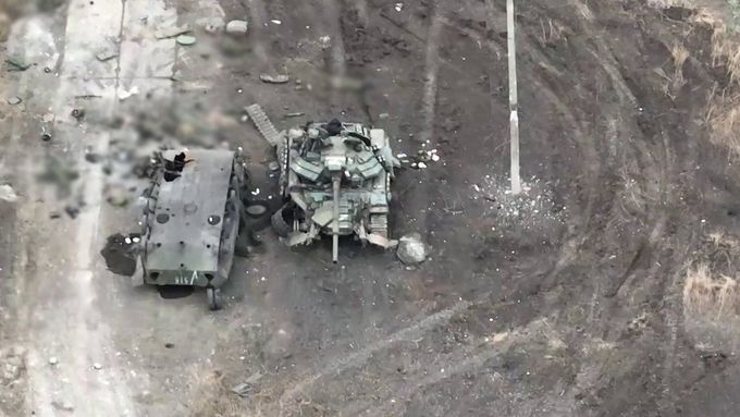 Záběry ukazují zničený obrněný transportér BTR-50.