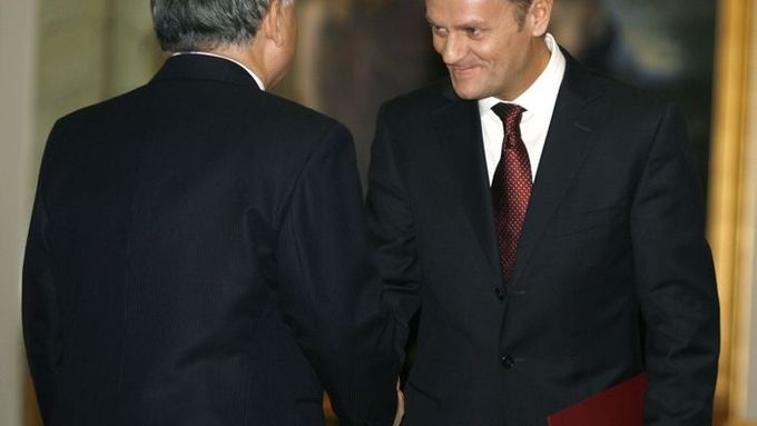 Prezident Lech Kaczyński jmenoval Donalda Tuska novým premiérem Polska.