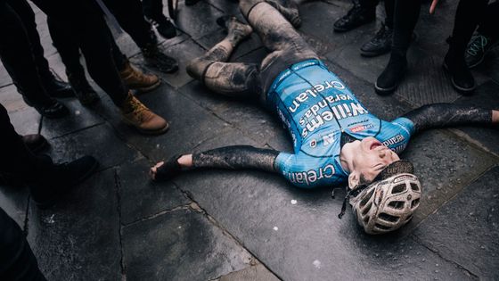 Čím víc bolesti, tím víc radosti. Brutální krása profesionální cyklistiky na fotkách