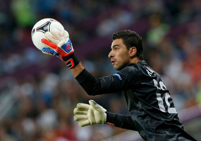 Portugalský brankář Rui Patricio během semifinálového utkání mezi Portugalskem a Španělskem na Euru 2012.