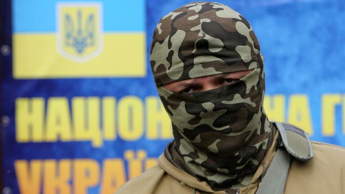 O přízeň voličů se uchází mimo jiné velitel praporu Donbas Semjon Semenčenko.