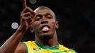 Jamajský sprinter Usain Bolt se raduje z vítězství ve finále na 100 metrů během OH 2012 v Londýně.