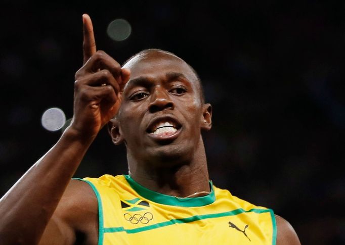 Jamajský sprinter Usain Bolt se raduje z vítězství ve finále na 100 metrů během OH 2012 v Londýně.