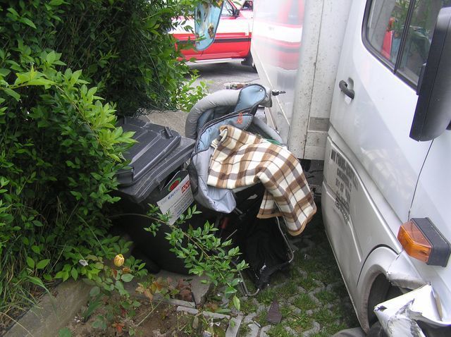 Dodávka sešrotovala kočárek s dítětem