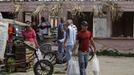 Luis Salgado (R), nicknamed Chucho, carries goods he bought near their home in the village of Sagua La Grande in central Cuba, March 10, 2013. Chucho was granted a U.S. visa based on his father's status as legal resident in Texas, and he was reunited in Miami with his father, Jesus Salgado, who had escaped Cuba on a frail boat ten years earlier. The Salgados are among many Cubans taking advantage of Cuba's new travel policy in place since last January, which allows citizens to leave the country with just a passport and no need for much-hated exit visas required since 1961. Picture taken March 10, 2013. REUTERS/Desmond Boylan (CUBA - Tags: POLITICS SOCIETY) Published: Dub. 11, 2013, 2:02 odp.