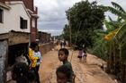 Na Madagaskar udeřil cyklon Batsirai, doprovází ho silný vítr a vlny