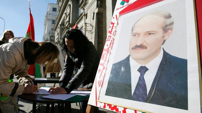 Příznivci běloruského prezidenta Alexandra Lukašenka sbírají podpisy v ulicích Minsku. Chtějí, aby znovu kandidoval. Snímek z října 2010.