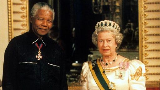 Britská královna Alžběta II. mu udělila vysoké státní vyznamenání - Řád sv. Jana.