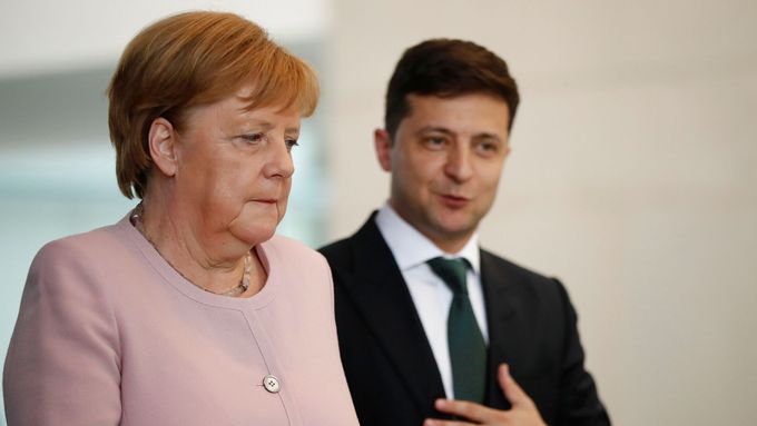 Silný třes celého těla zastihl Angelu Merkelovou při vojenské přehlídce