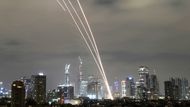 Iron Dome v akci: světelné šípy nad Tel Avivem. Izraelský systém Iron Dome vypouští obranné rakety, které se snaží zachytit spršku íránských střel nad Tel Avivem. Noční obloha se mění v bitevní pole, kde každý záblesk znamená naději i nejistotu.