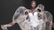 Modelka září v modelu, jehož tvar a strukturu inspirovaly biomimikry a mořské organismy. Van Herpen často využívá nové materiály jako biofabricované vlákno nebo transparentní „dračí kůži“.