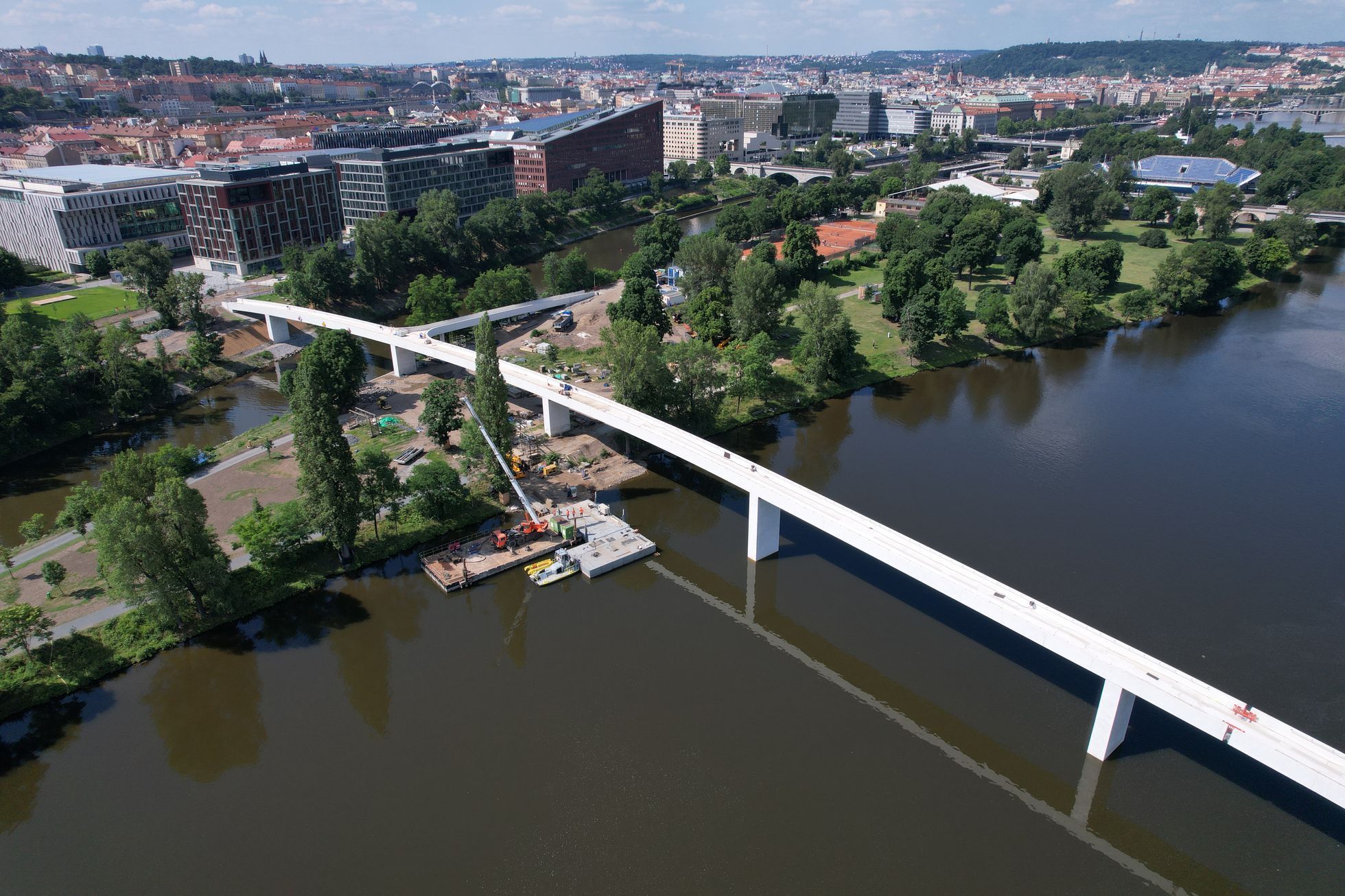 Lávka Holešovice – Karlín, architekt Petr Tej - dronový záběr