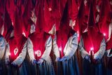 Společným rysem ve velikonočních procesí ve Španělsku je používání kajícného roucha zvaného nazareno. Tento oděv se skládá z tuniky a kapuce s kónickou špičkou, která slouží k zakrytí obličeje a někdy i pláště.