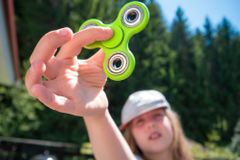 Hračkám v Česku vládne spinner. Točítko do dlaně přitahuje děti svou jednoduchostí, říkají odborníci