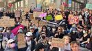 Několik set účastníků protidemonstrace zablokovalo na Jungmannově náměstí trasu Pochodu pro život, které sdružuje odpůrce potratů. Na místě je i reportér Aktuálně.cz.