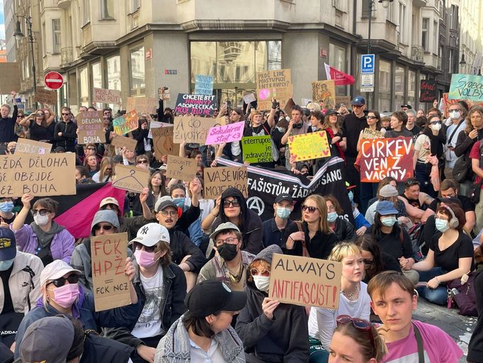Několik set účastníků protidemonstrace zablokovalo na Jungmannově náměstí trasu Pochodu pro život, které sdružuje odpůrce potratů. Na místě je i reportér Aktuálně.cz.