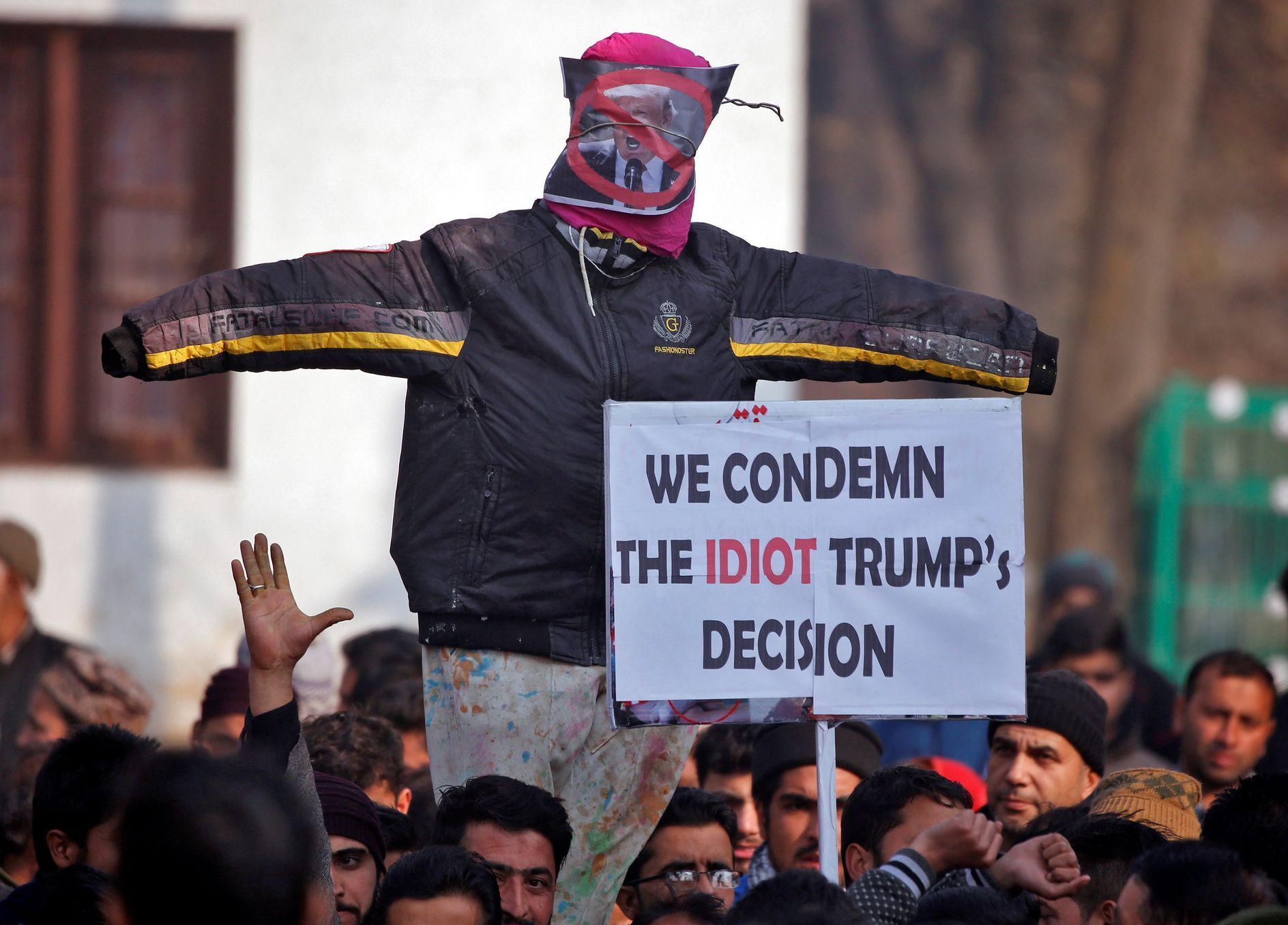 Páteční protest proti Trumpovi v indickém Šrínagaru.