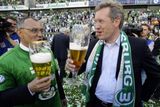 A premiér Wulff nemohl chybět ani zde. S trenérem fotbalového klubu VfL Wolfsburg slaví zisk titulu v Bundeslize (23. května 2009).
