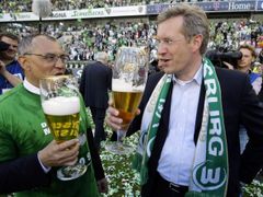 Premiér Dolního Saska Wulff slaví s trenérem fotbalového klubu VfL Wolfsburg zisk titulu v Bundeslize. (23. května 2009)