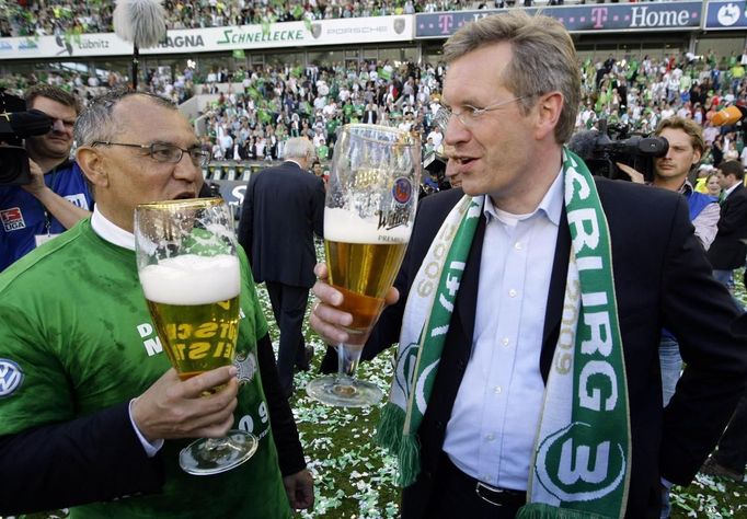 Premiér Dolního Saska Wulff slaví s trenérem fotbalového klubu VfL Wolfsburg zisk titulu v Bundeslize. (23. května 2009)