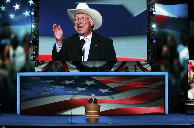 U.S. Interior Secretary Ken Salazar addresses the first session of the Democratic National Convention in Charlotte, North Carolina, September 4, 2012. REUTERS/Jason Reed (UNITED STATES - Tags: POLITICS ELECTIONS) Published: Zář. 5, 2012, 12:30 dop.