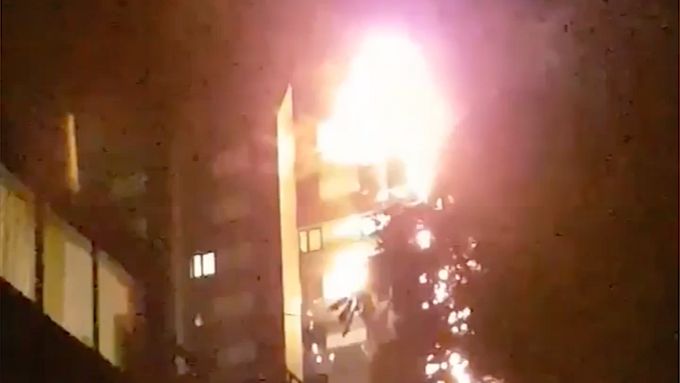 Muž na mobil zachytil zoufalé volání lidí uvězněných v hořícím věžáku