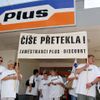 Demonstrace před obchodem Plus-Discount v Mostě