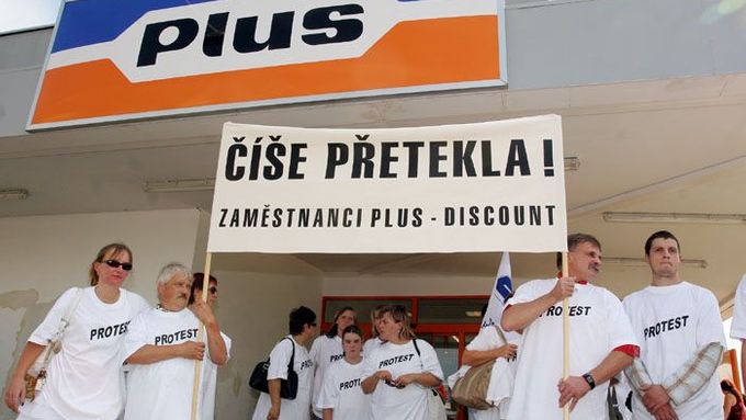 Demonstrace zaměstnanců obchodů Plus-Discount začala v Mostě ve čtyři hodiny odpoledne.