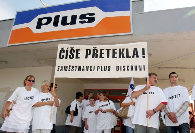 Demonstrace zaměstnanců obchodů Plus-Discount začala v Mostě ve čtyři hodiny odpoledne.