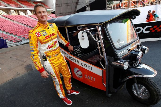 Úřadující šampion Ryan Hunter-Reay pózuje s typickým thajským dopravním prostředkem. S motorikšou závodit naštěstí nemusel.