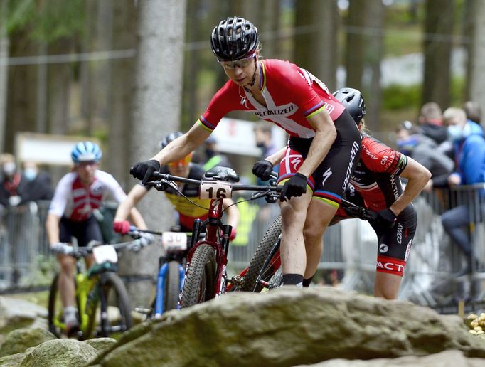 Annika Langvadová při cyklistickém cross-country závodu horských kol v Novém Městě na Moravě