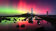 Whitley Bay, Británie: Polární záře rozzářila noční oblohu nad majákem svaté Marie na severovýchodním pobřeží Anglie.