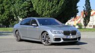 Toto je přes 5,2 metru dlouhé BMW M760Li xDrive. Jeho zadní sedadla určená pro VIP jsou přím pohádková. Samozřejmě máte obrovskou porci místa na nohy už v základním rozložení, ale počkejte, až objevíte všechny jejich funkce.