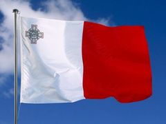 Vlajka Malty, významného vývozce zbraní do Libye