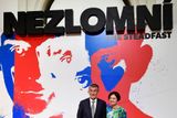 Premiér Andrej Babiš při zahájení výstavy Nezlomní s její autorkou Zuzanou Brikciusovou.
